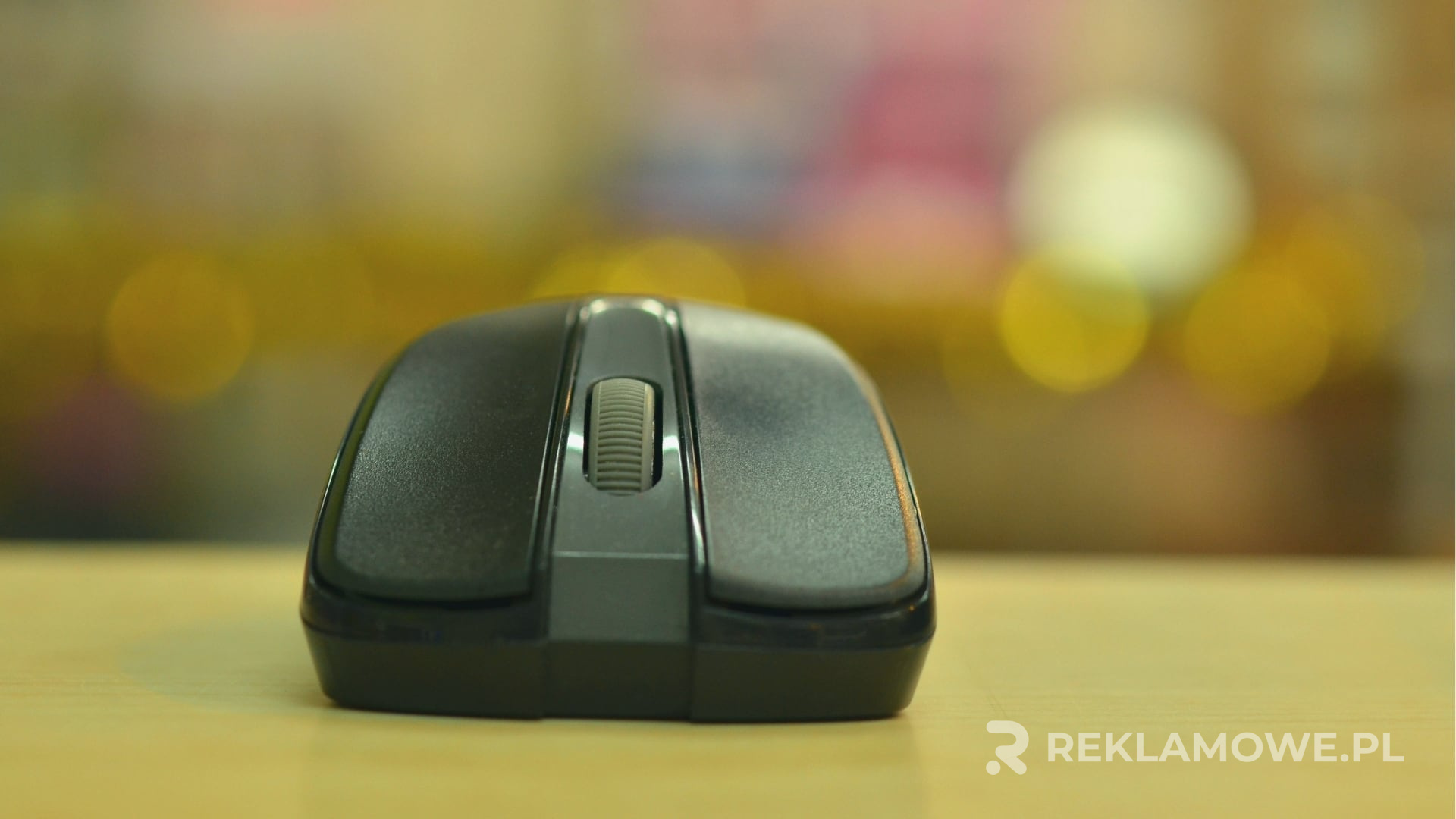 Myszka reklamowa na biurku planistów kampanii