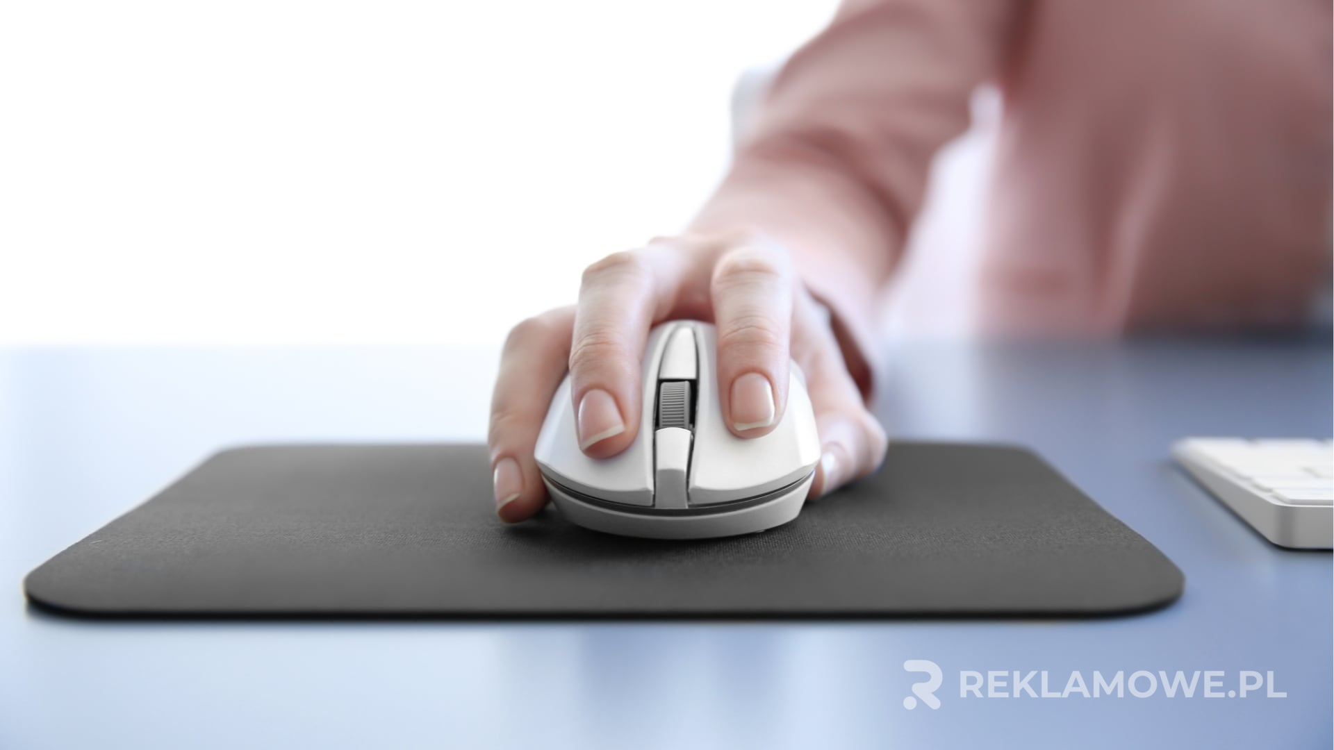 Nowoczesna mysz reklamowa z 2025 roku na biurku