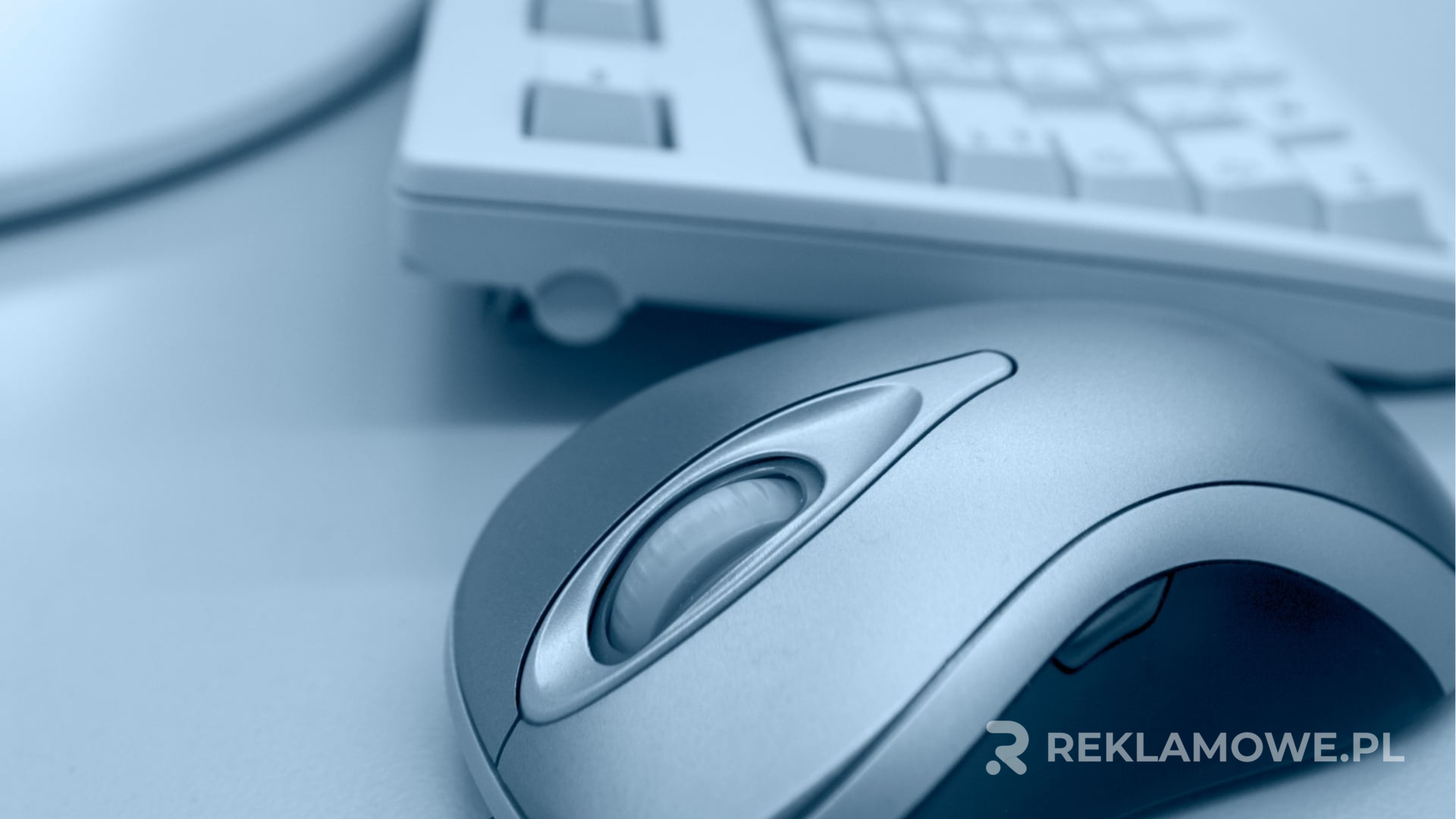 Myszki reklamowe leżące na stole z logo firmy