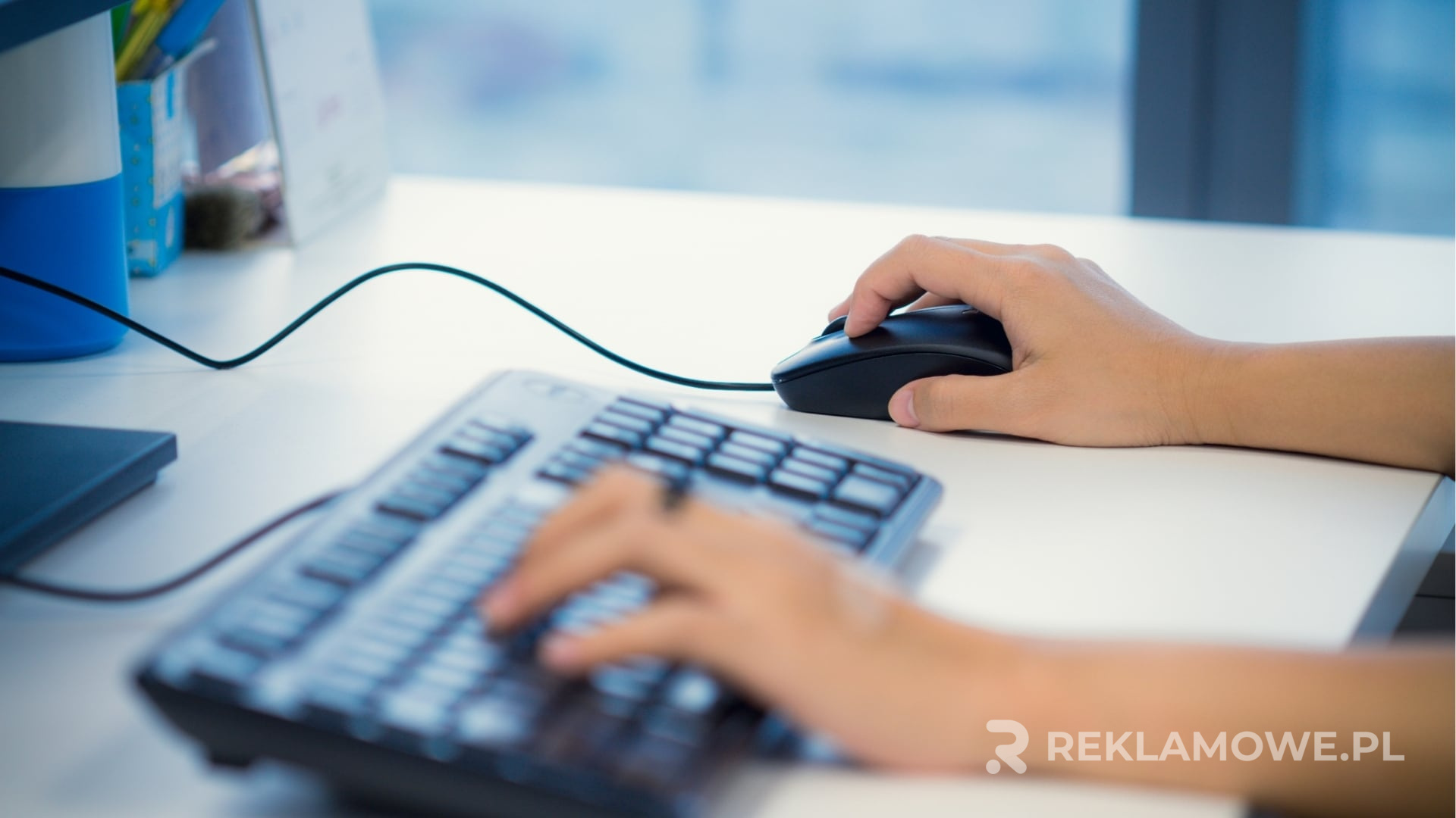 Myszki reklamowe na biurku obok innych gadżetów